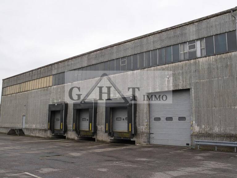 A VENDRE 5300 M² ENTREPOT ET BUREAUX A CREIL — photo 1