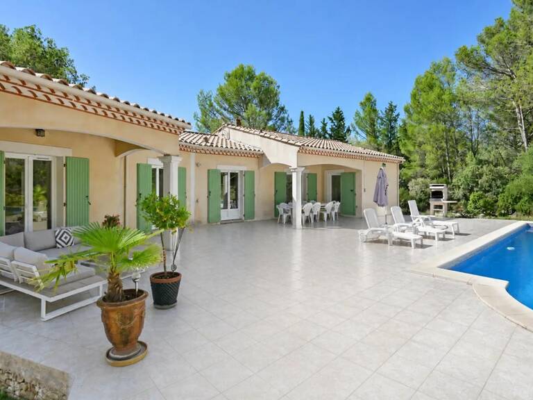 Maison de 11 pièces d'environ 235 m² à Nîmes avec piscine — photo 1
