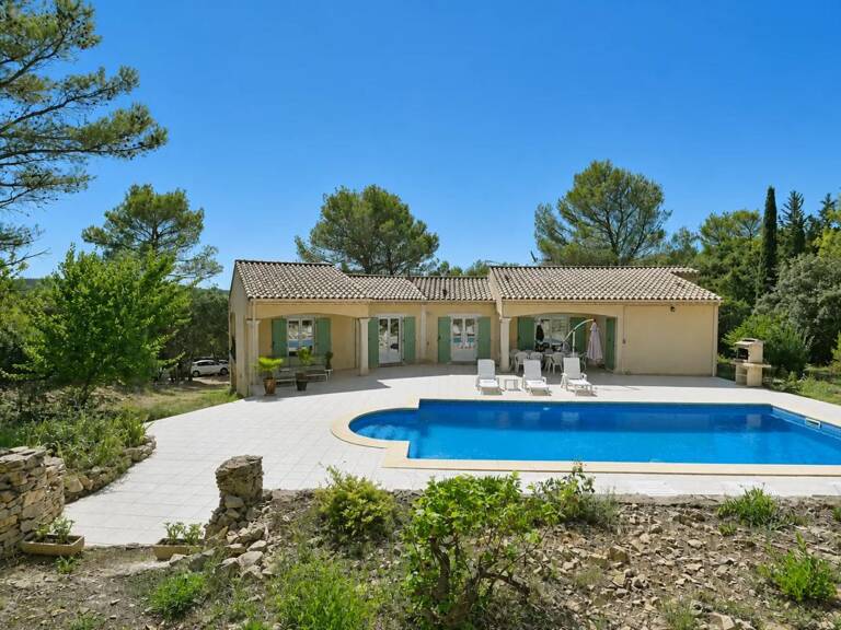 Maison de 11 pièces d'environ 235 m² à Nîmes avec piscine — photo 1