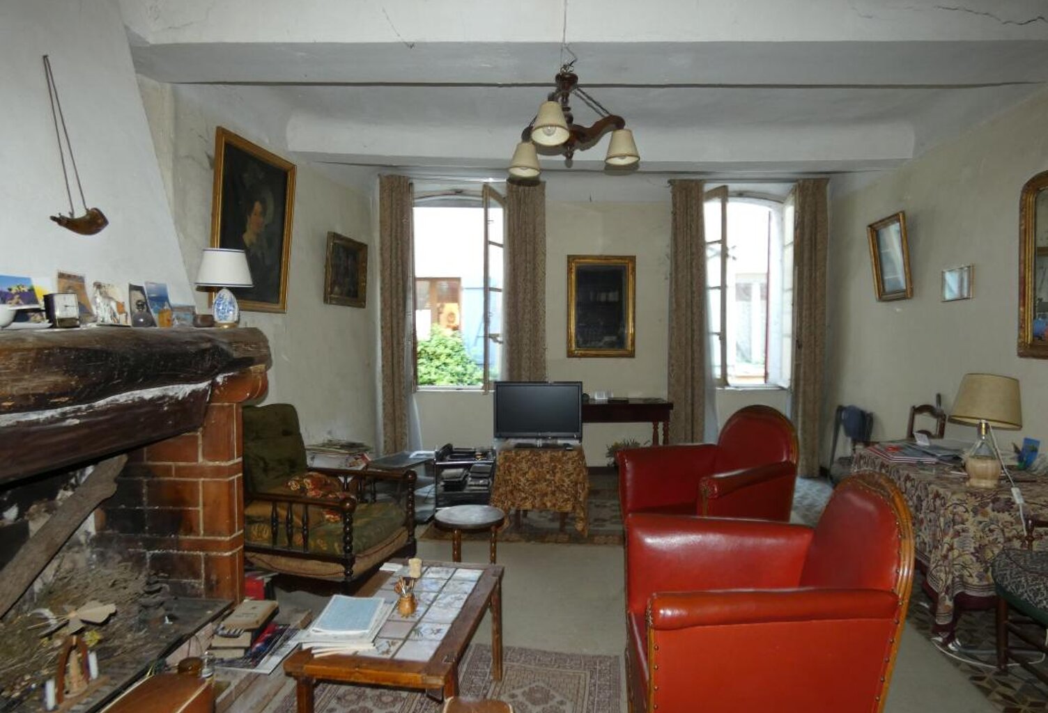 AUPS : Maison de ville 161 m² + 57 m², traversant avec travaux — photo 1