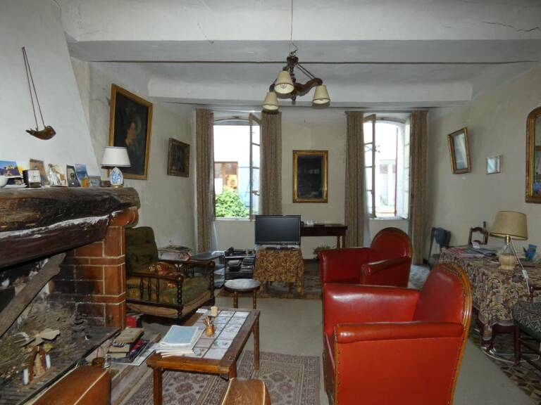 AUPS : Maison de ville 161 m² + 57 m², traversant avec travaux — photo 1