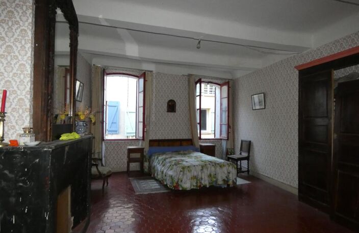 AUPS : Maison de ville 161 m² + 57 m², traversant avec travaux — photo 3