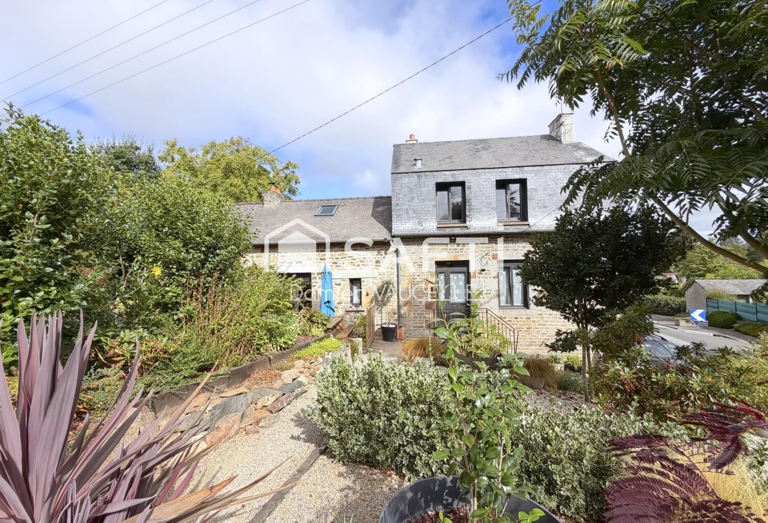 Maison de village avec 3 chambres et grand jardin, à proximité de Gorron ! — photo 1