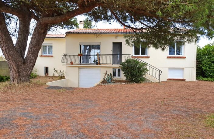 A 4 KM DE LA PLAGE, PROPRIETE AVEC GRAND TERRAIN  & DEPENDANCE — photo 2