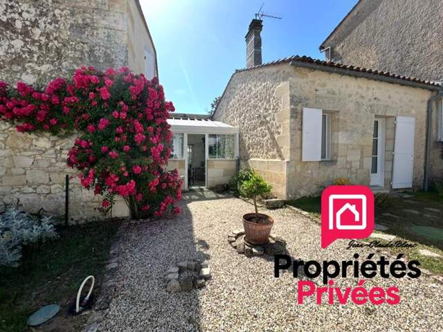 Saint-André de Cubzac , plus précisément à La lande de Fronsac ,au calme proche des vignobles ,Découvrez cette Maison de Village en pierre R+1 , atypique au cachet unique ,totalement rénovée par Architecte , 6 pièces - 4 chambres - 203.80 m2 habitables — photo du bien