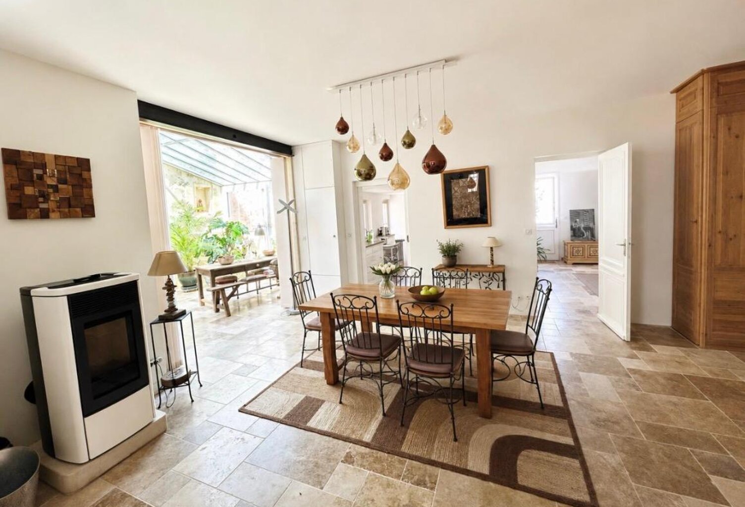 Saint-André de Cubzac , plus précisément à La lande de Fronsac ,au calme proche des vignobles ,Découvrez cette Maison de Village en pierre R+1 , atypique au cachet unique ,totalement rénovée par Architecte , 6 pièces - 4 chambres - 203.80 m2 habitables — photo 1