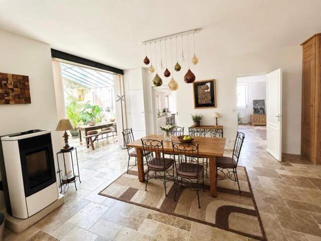 Saint-André de Cubzac , plus précisément à La lande de Fronsac ,au calme proche des vignobles ,Découvrez cette Maison de Village en pierre R+1 , atypique au cachet unique ,totalement rénovée par Architecte , 6 pièces - 4 chambres - 203.80 m2 habitables — photo du bien