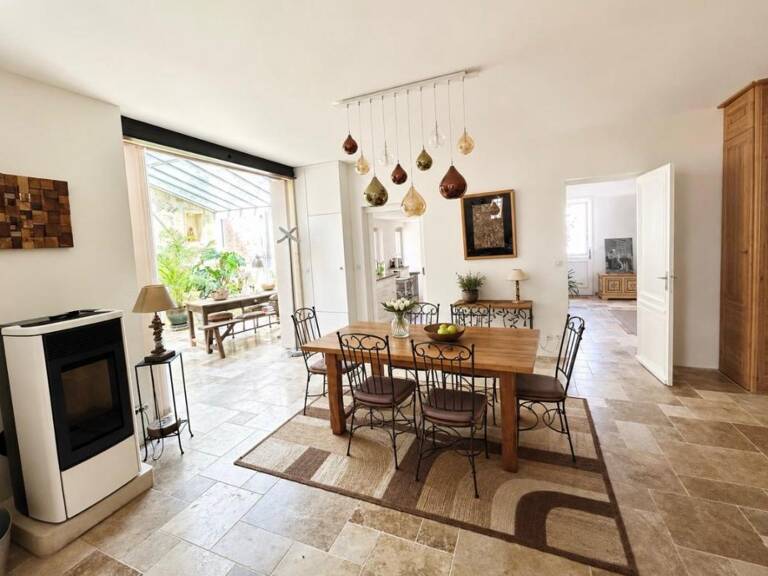 Saint-André de Cubzac , plus précisément à La lande de Fronsac ,au calme proche des vignobles ,Découvrez cette Maison de Village en pierre R+1 , atypique au cachet unique ,totalement rénovée par Architecte , 6 pièces - 4 chambres - 203.80 m2 habitables — photo 1