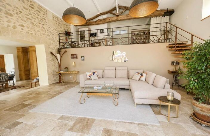 Saint-André de Cubzac , plus précisément à La lande de Fronsac ,au calme proche des vignobles ,Découvrez cette Maison de Village en pierre R+1 , atypique au cachet unique ,totalement rénovée par Architecte , 6 pièces - 4 chambres - 203.80 m2 habitables — photo 2