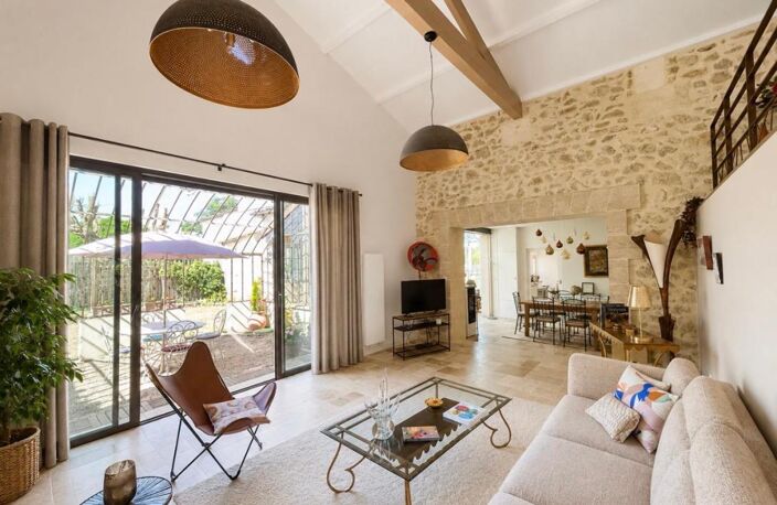 Saint-André de Cubzac , plus précisément à La lande de Fronsac ,au calme proche des vignobles ,Découvrez cette Maison de Village en pierre R+1 , atypique au cachet unique ,totalement rénovée par Architecte , 6 pièces - 4 chambres - 203.80 m2 habitables — photo 3