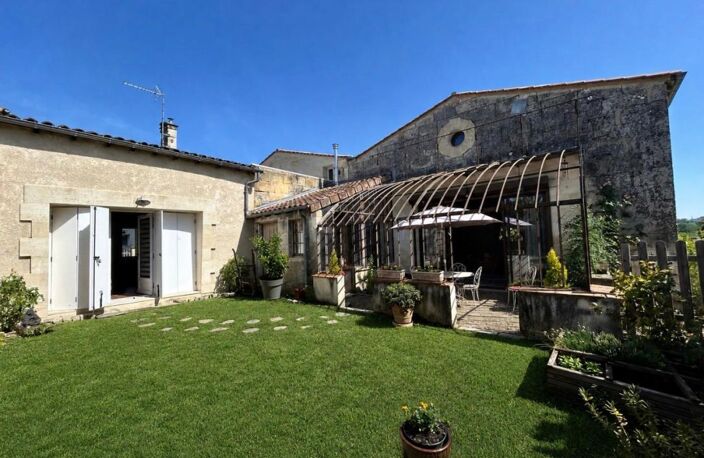Saint-André de Cubzac , plus précisément à La lande de Fronsac ,au calme proche des vignobles ,Découvrez cette Maison de Village en pierre R+1 , atypique au cachet unique ,totalement rénovée par Architecte , 6 pièces - 4 chambres - 203.80 m2 habitables — photo 4