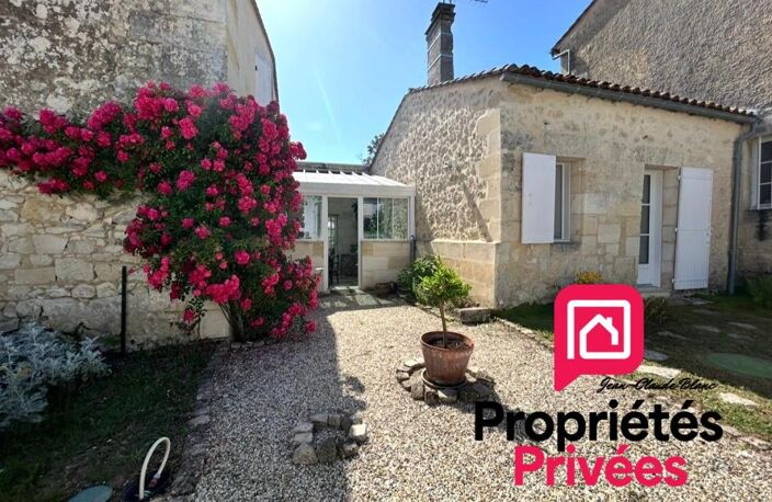 Saint-André de Cubzac , plus précisément à La lande de Fronsac ,au calme proche des vignobles ,Découvrez cette Maison de Village en pierre R+1 , atypique au cachet unique ,totalement rénovée par Architecte , 6 pièces - 4 chambres - 203.80 m2 habitables — photo 5