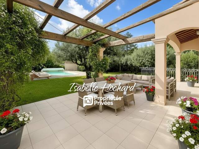Maison familiale avec piscine, grands volumes et fort potentiel. Terrain 1 982 m² — photo du bien