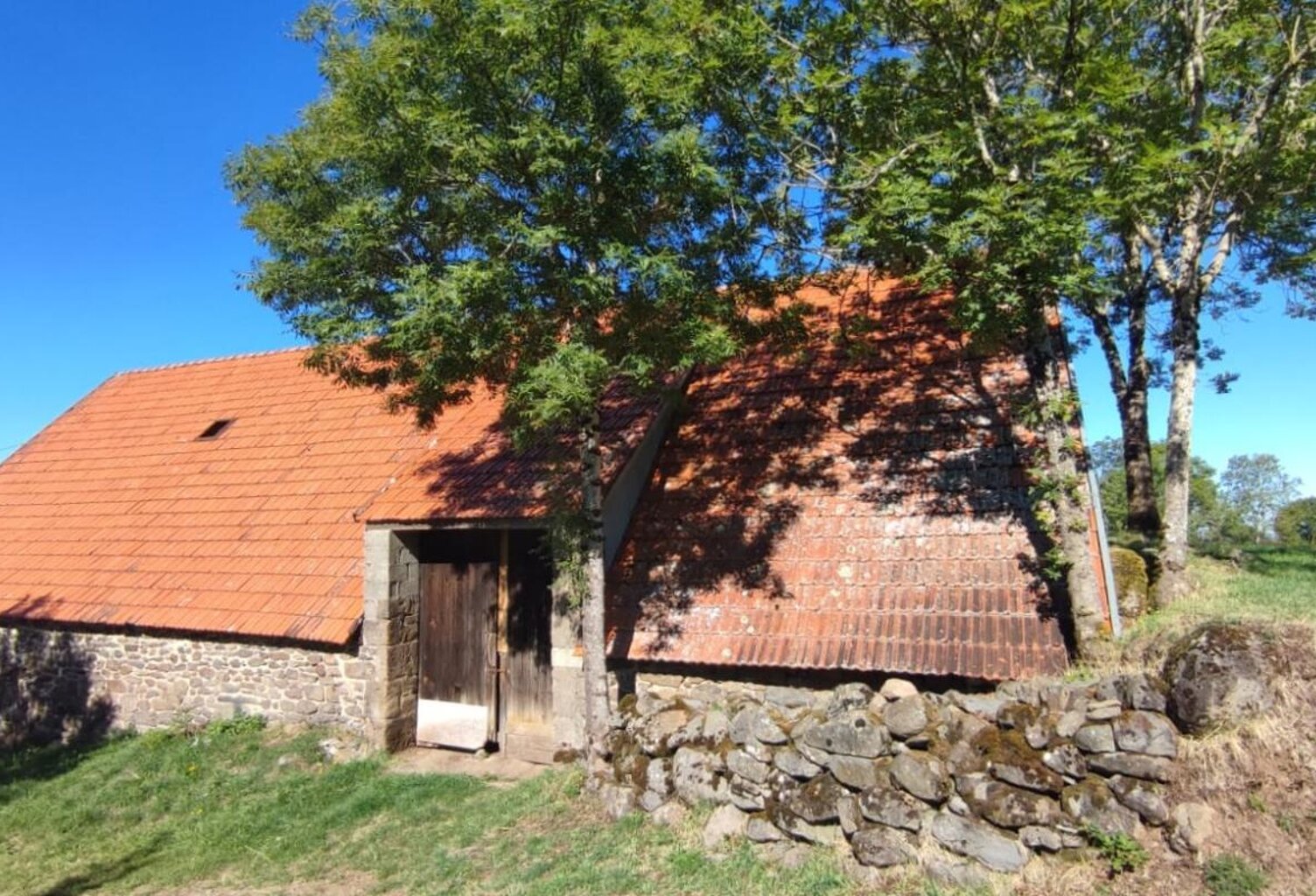 Grange avec beau terrain attenant et vue dégagée, 15400 Trizac — photo 1