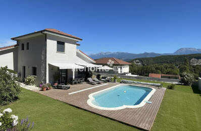 Maison contemporaine avec piscine et vue panoramique sur les mon — photo du bien
