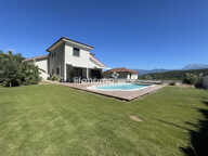 Maison contemporaine avec piscine et vue panoramique sur les mon — photo 2