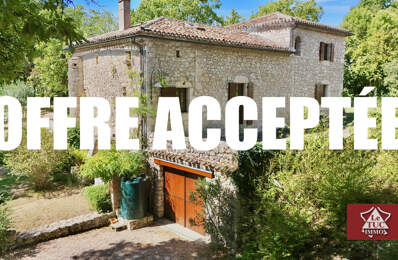 Maison en pierre avec garage, piscine et jardin. — photo du bien