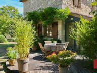 Maison en pierre avec garage, piscine et jardin. — photo 3