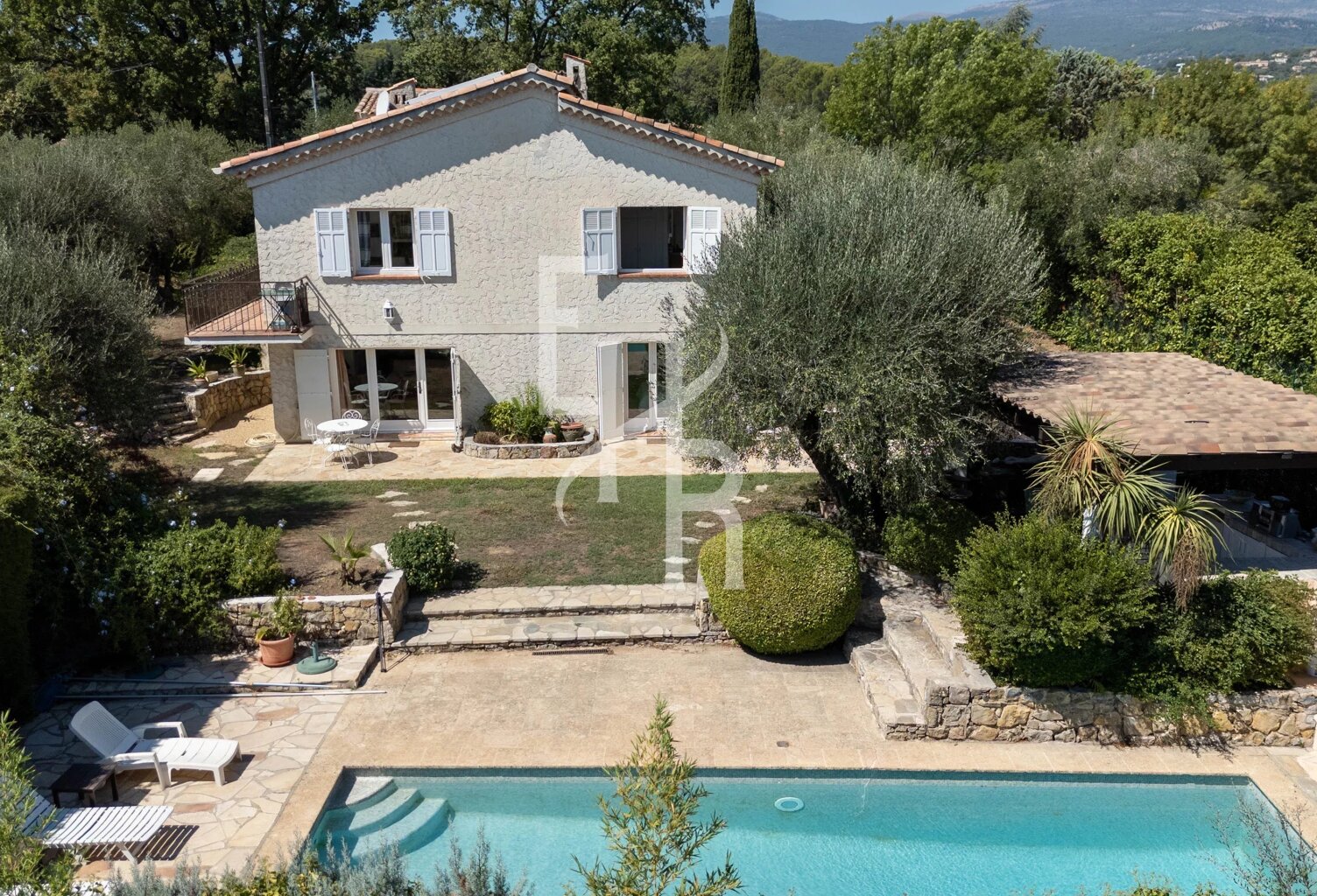OPPORTUNITÉ À OPIO — VILLA FAMILIALE AVEC PISCINE À PROXIMITÉ DE VALBONNE — photo 1