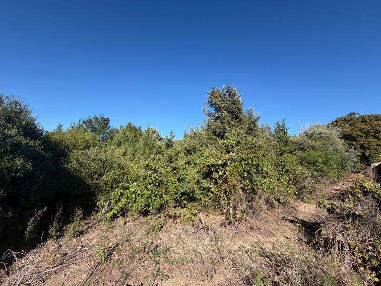 Terrain constructible 676m2 plein coeur de LAUDUN- Libre cons — photo 1