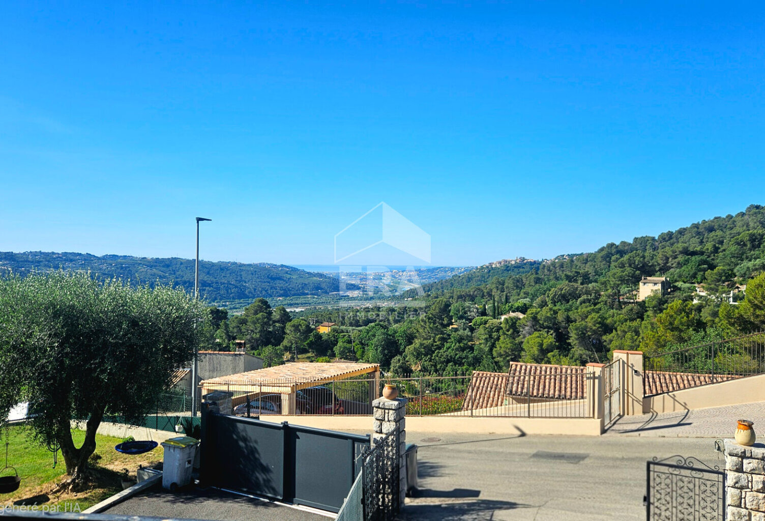Maison à vendre à Carros - Vue dégagée sur collines et mer - Gros potentiel — photo 1
