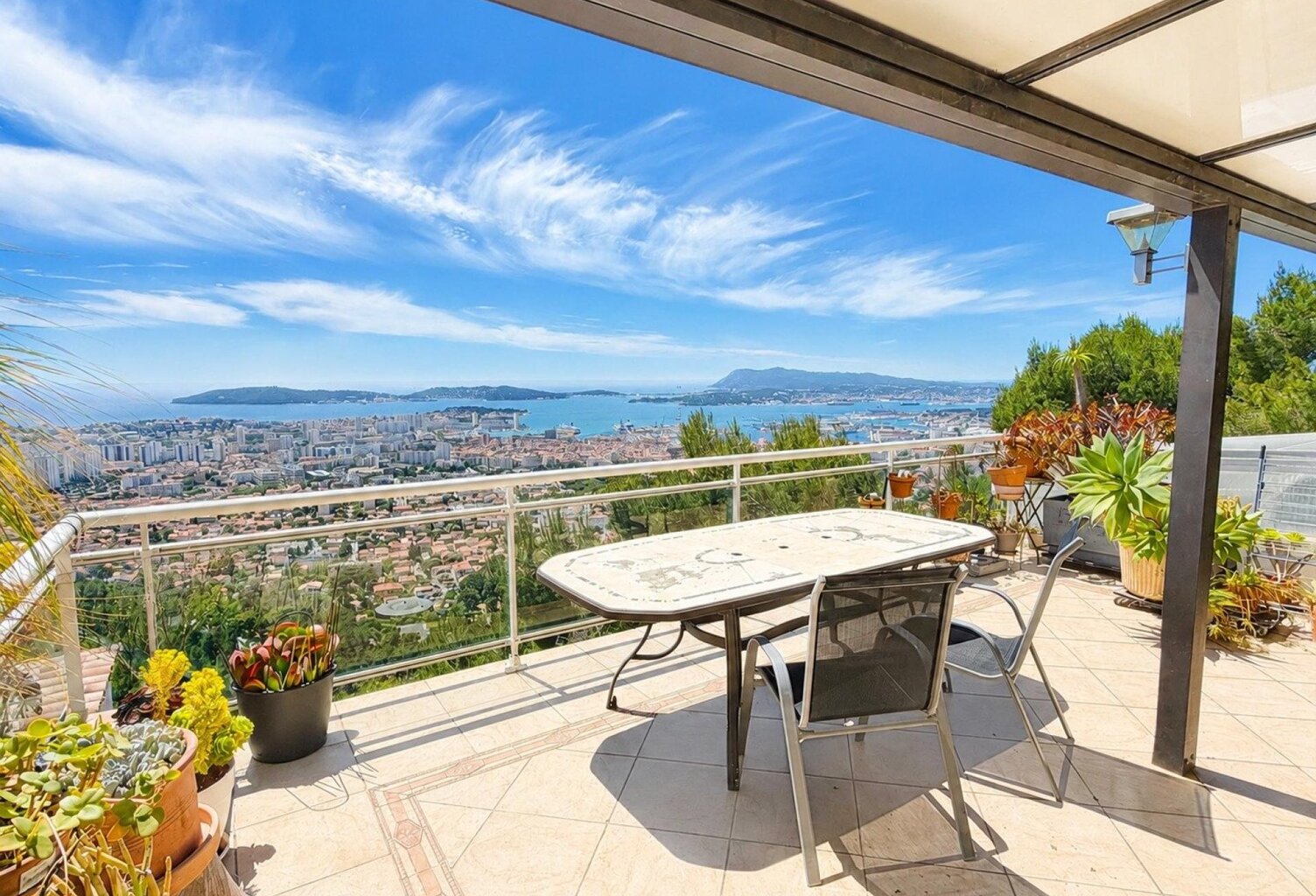 TOULON  Maison de caractère sur les hauteurs du Faron - vue mer panoramique - exposition plein sud — photo 1