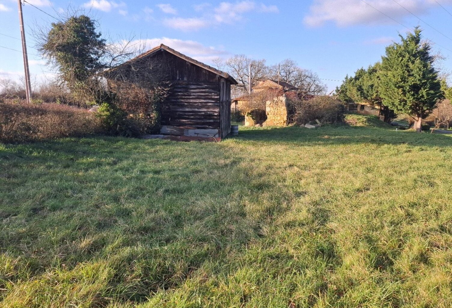 Terrain au calme avec grange et beau potentiel — photo 1