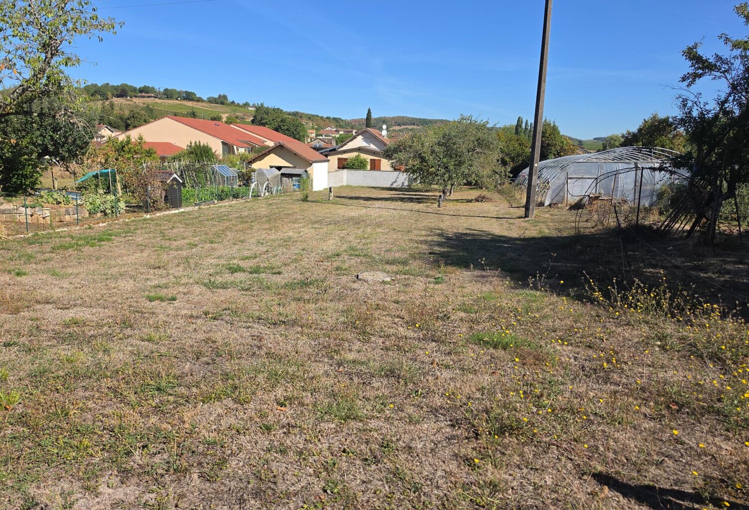 Terrain 908 m² avec vue, au cœur d'un bourg vivant — photo 1