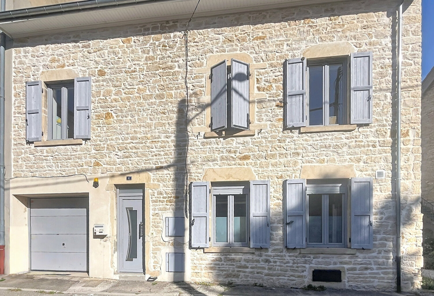 Maison de ville en pierre rénovée avec jardin arboré et piscine — photo 1
