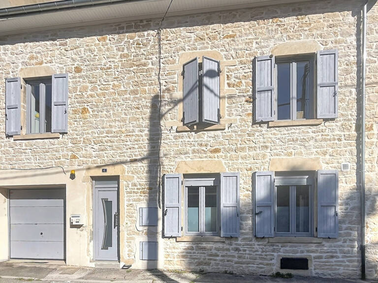 Maison de ville en pierre rénovée avec jardin arboré et piscine — photo 1