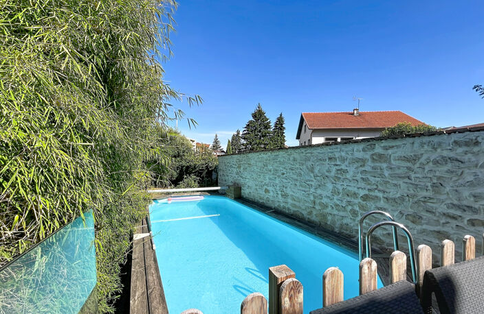 Maison de ville en pierre rénovée avec jardin arboré et piscine — photo 2