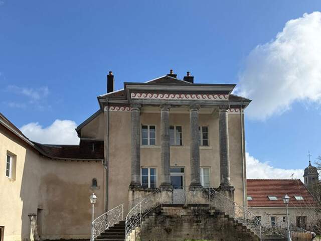 Appartement révové  3 pièce(s) 62.40 m2/parking — photo du bien