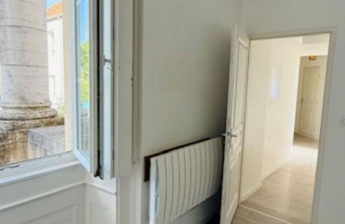 Dans un Ancien Château appartement 84 m² + Terrasse / Cave voûtée/Parking — photo 2