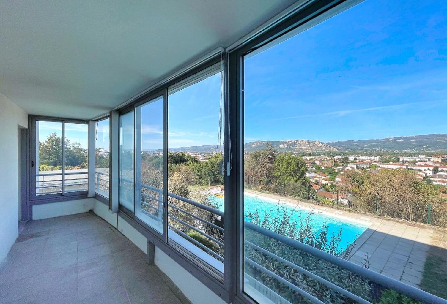 BOURG-LÈS-VALENCE — LES BRUYÈRES | T3/4 | PISCINE | VUE PANORAMIQUE — photo 1