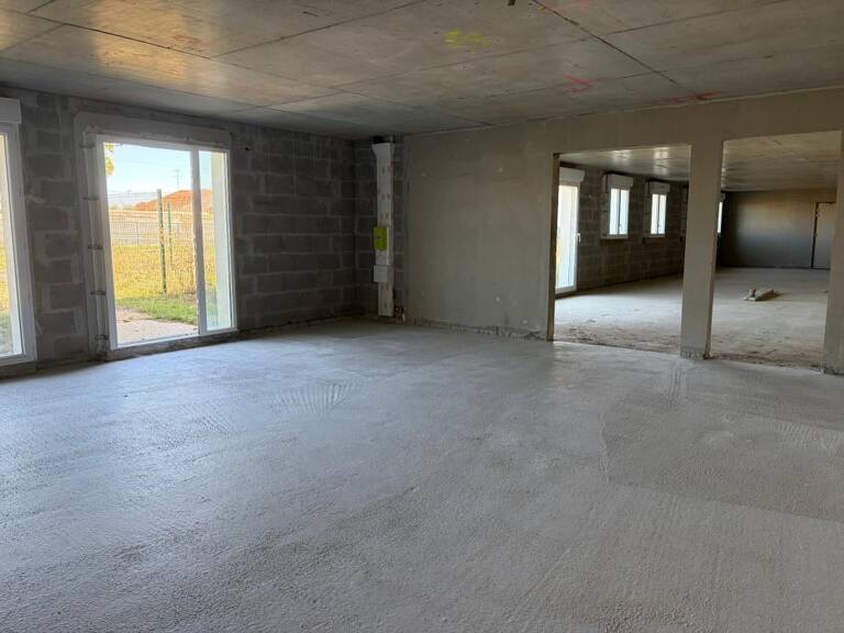 LUCON (85400) LOCAL PROFESSIONNEL BRUT DE BETON 300 M² IDEAL MICRO CRECHE OU AUTRE ACTIVITE A PRIX FOU — photo 1
