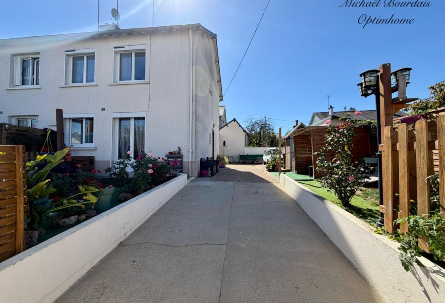 LE LUDE – MAISON 3 CHAMBRES AVEC GARAGE ET COUR FERMÉE — photo 1