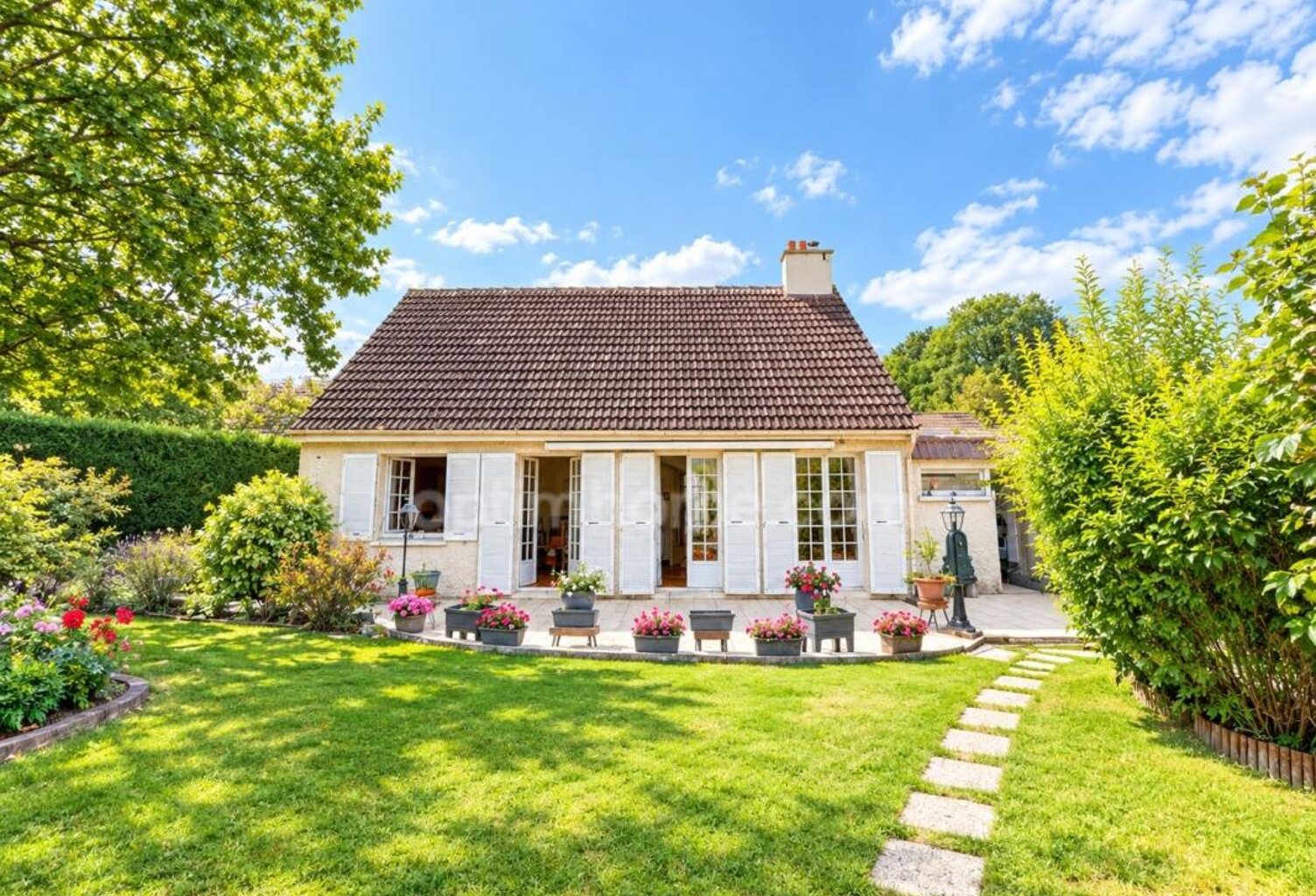 LIMOURS – Maison familiale 140 m² •4/5 Chambres; Jardin 610 M² • Dépendance 20 m² • Garage — photo 1