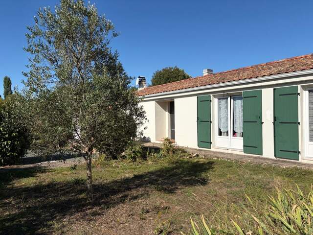 SAINT-JEAN-D'HERMINE (85) - COEUR DE VILLAGE AU CALME - ADORABLE VILLA PLAIN PIED 4 CHAMBRES SUR 1177M² — photo du bien