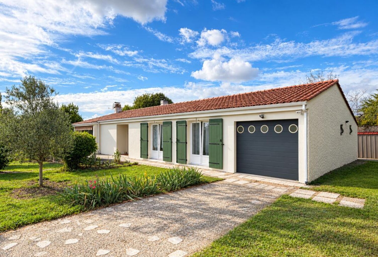 SAINT-JEAN-D'HERMINE (85) - COEUR DE VILLAGE AU CALME - ADORABLE VILLA PLAIN PIED 4 CHAMBRES SUR 1177M² — photo 1
