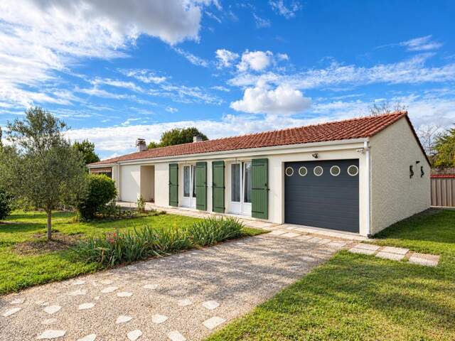 SAINT-JEAN-D'HERMINE (85) - COEUR DE VILLAGE AU CALME - ADORABLE VILLA PLAIN PIED 4 CHAMBRES SUR 1177M² — photo du bien