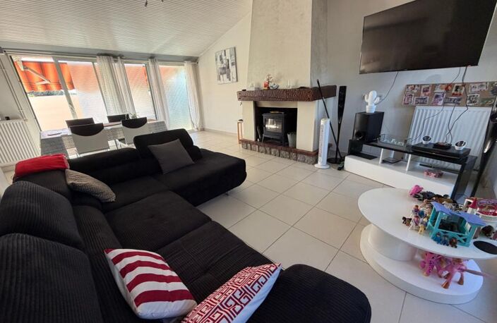 SAINT-JEAN-D'HERMINE (85) - COEUR DE VILLAGE AU CALME - ADORABLE VILLA PLAIN PIED 4 CHAMBRES SUR 1177M² — photo 3