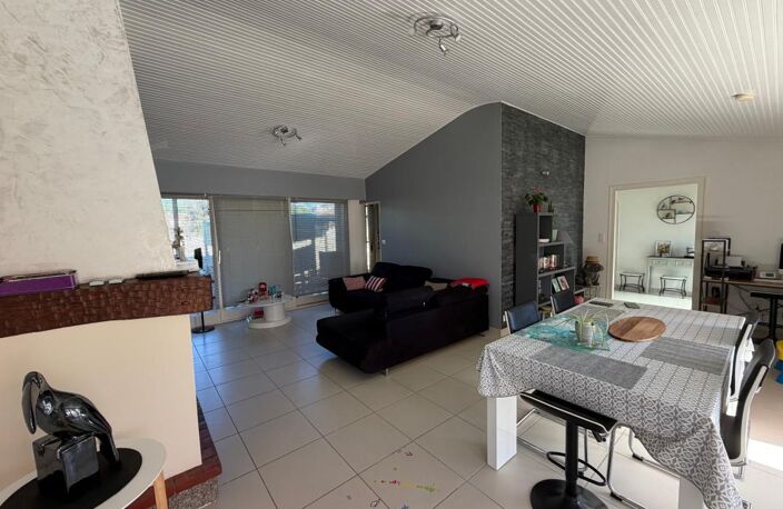 SAINT-JEAN-D'HERMINE (85) - COEUR DE VILLAGE AU CALME - ADORABLE VILLA PLAIN PIED 4 CHAMBRES SUR 1177M² — photo 4