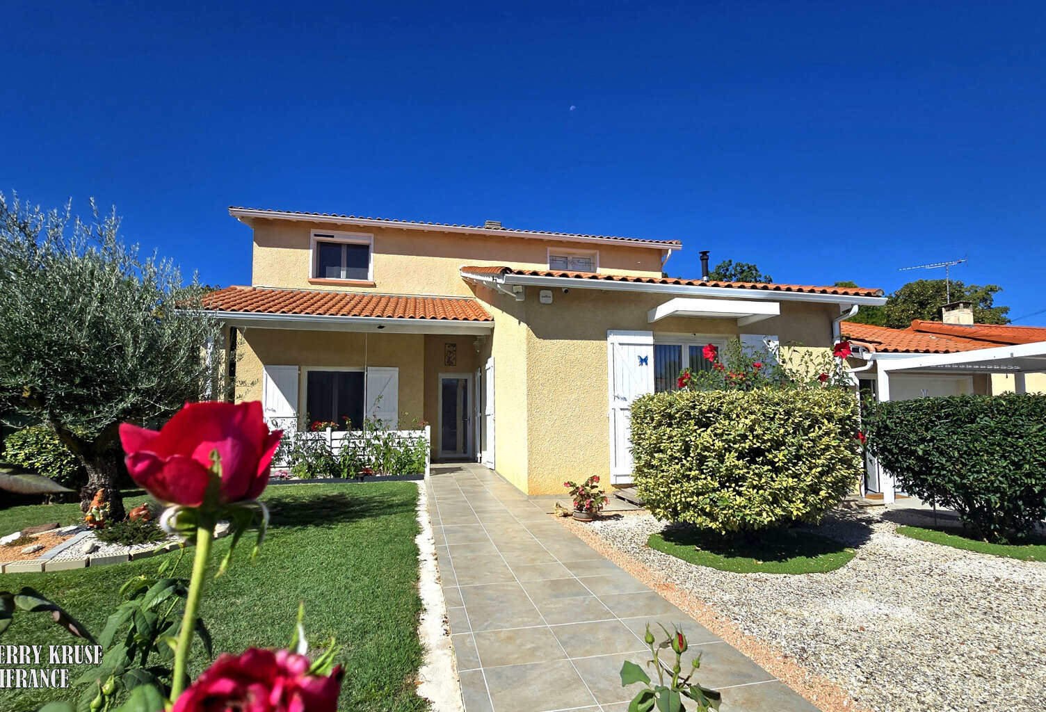 Montech, 141 m², trois chambres dont deux suites parentales, climatisation, poêle à bois,véranda, garage, jardin clos et arboré,, au calme, proche de toutes commodités — photo 1