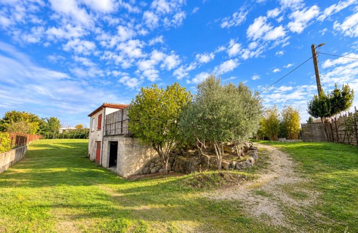 Maison à vendre 4 pièces SAINT JEAN D'ANGELY (17) CŒUR DE VILLE – MAISON AVEC JARDIN ET SOUS-SOL TOTAL – FORT POTENTIEL — photo 2