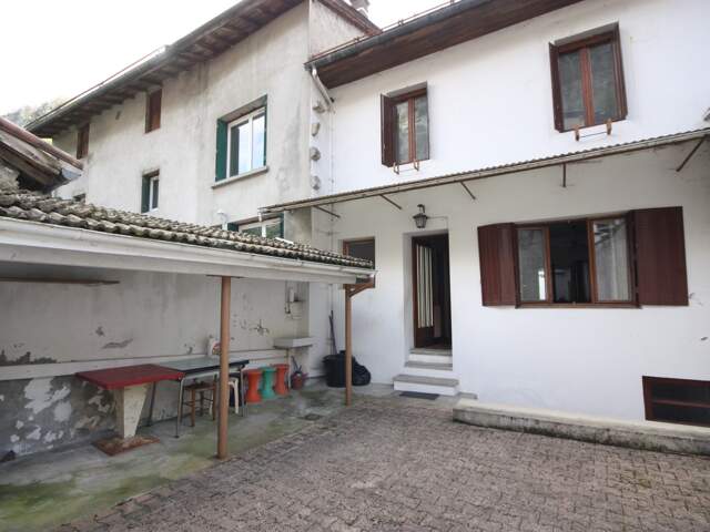Maison à vendre 5 pièces de 148 m² à CHALEY (01) avec terrasse de 100 m² et avec jardin de 436 m² en bordure de la rivière — photo du bien