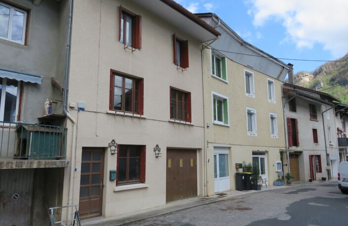 Maison à vendre 5 pièces de 148 m² à CHALEY (01) avec terrasse de 100 m² et avec jardin de 436 m² en bordure de la rivière — photo 4