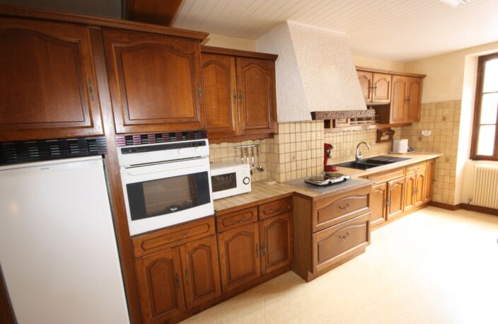 Maison à vendre 5 pièces de 148 m² à CHALEY (01) avec terrasse de 100 m² et avec jardin de 436 m² en bordure de la rivière — photo 5