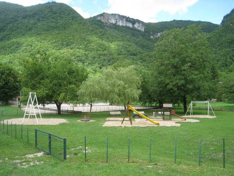Maison à vendre 5 pièces de 148 m² à CHALEY (01) avec terrasse de 100 m² et avec jardin de 436 m² en bordure de la rivière — photo 1