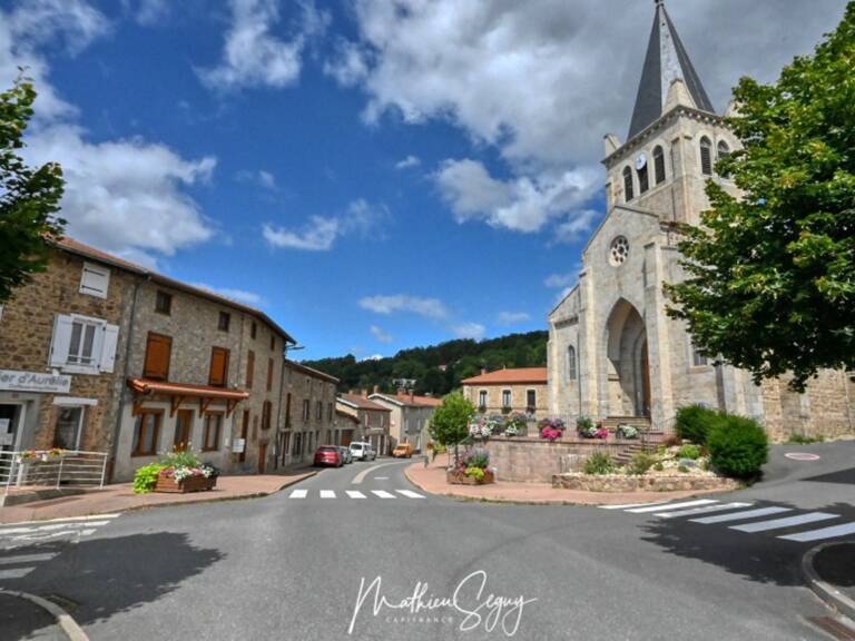 POMEYS, Agréable terrain constructible orienté sud au cœur du village — photo 1