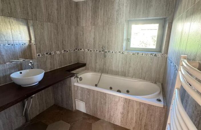 À louer – Maison de village T4 rénovée avec goût – Salernes — photo 4